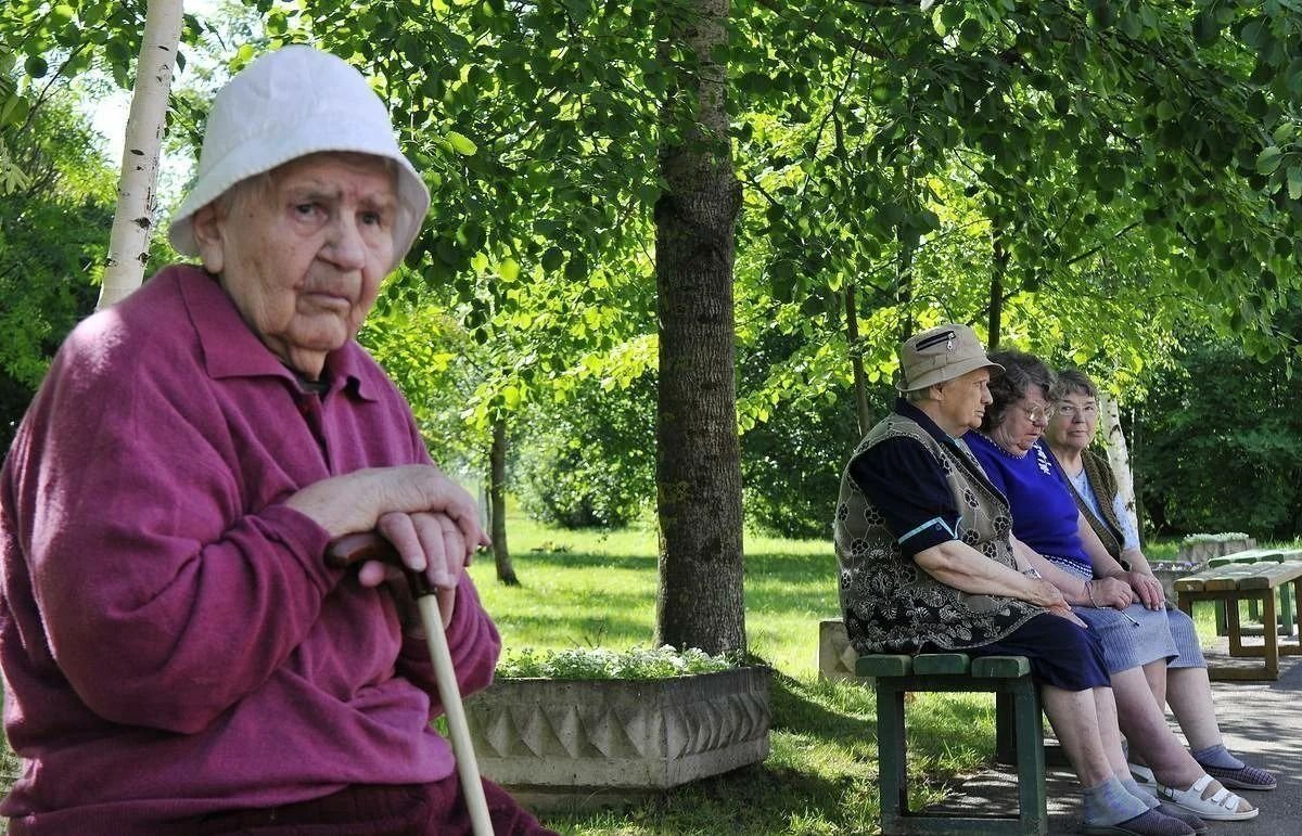 Старость за квартиру. Пожилые люди в России. Пожилые люди в обществе. Пенсионеры фото. Одиночество пожилых.