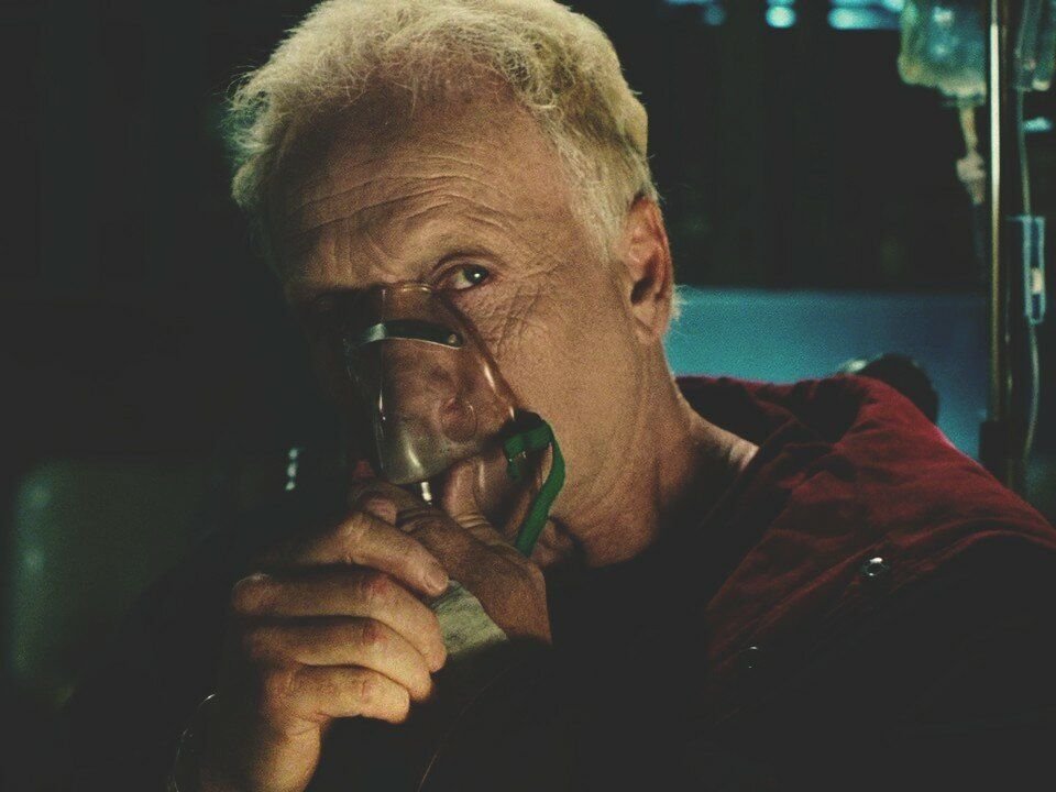 как джон крамер выжил. как джон крамер выжил. джон крамер молодой фильмы1996. главный герой пилы джон крамер. джон крамер пила в маске.