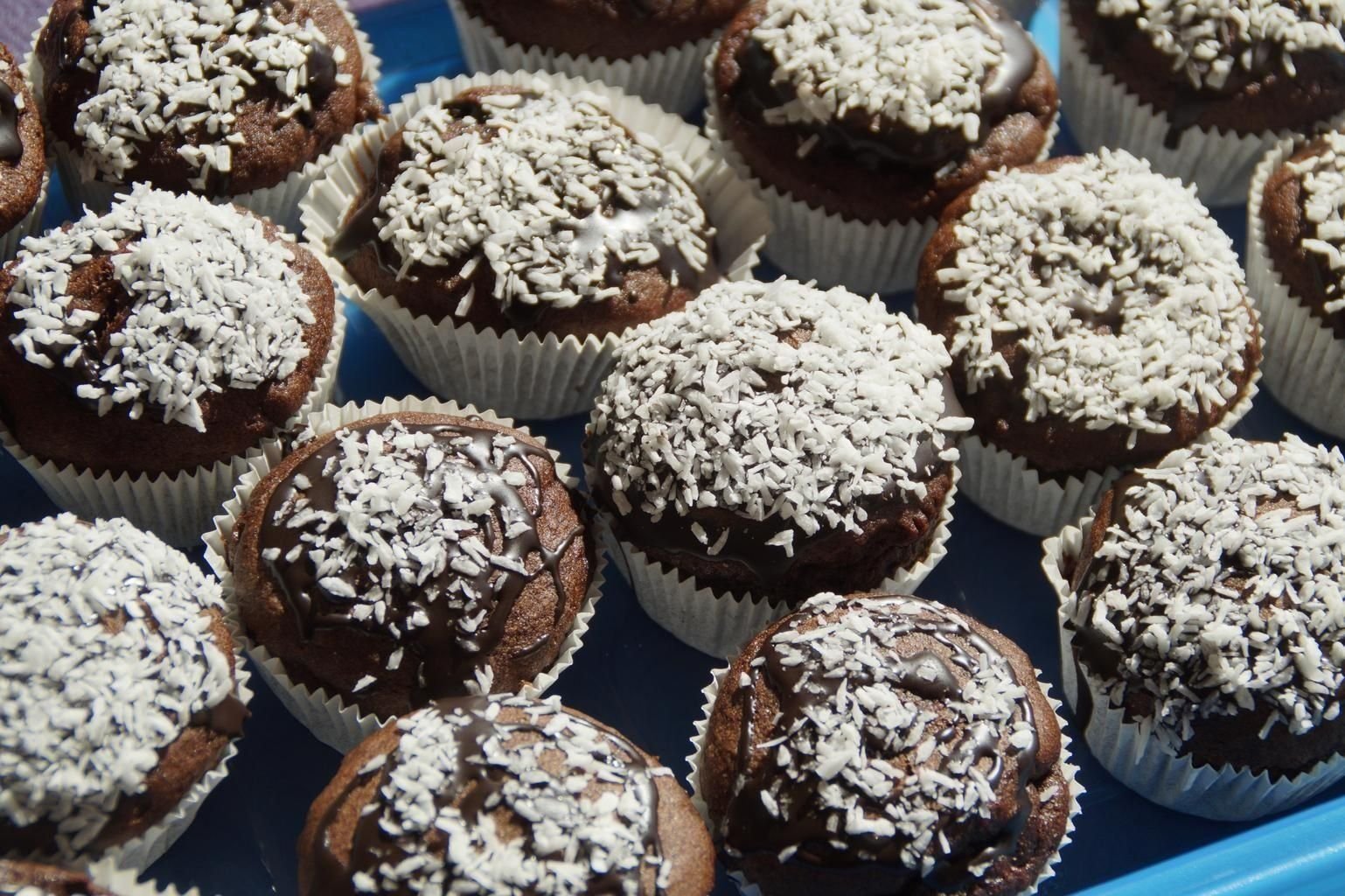 Пирожное с кокосовой стружкой