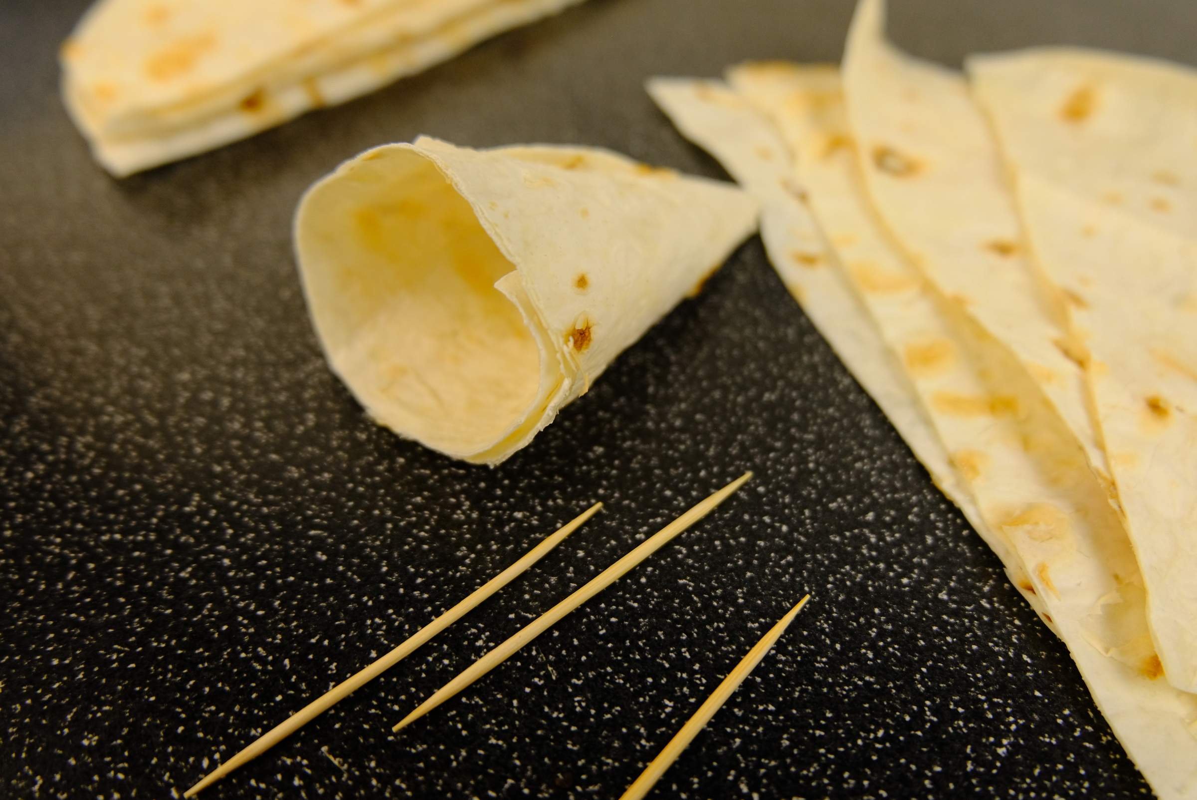 лаваш с начинкой. кыстыбый ингредиенты. закуска в лепешке тортилья. пирог из армянского лаваша. кыстыбый или кутабы.