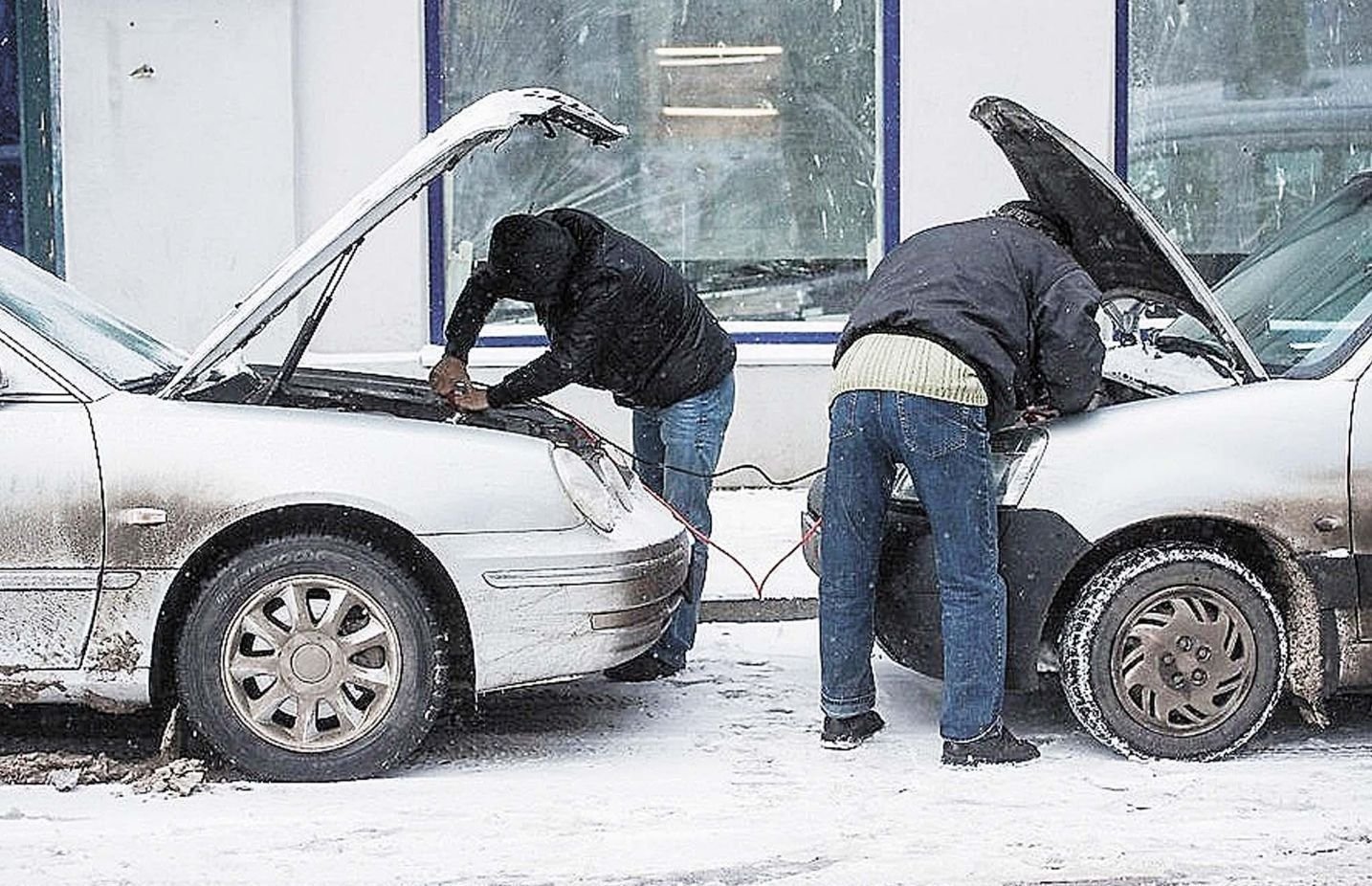 Запущенный морозом. Прикуривание автомобиля зима. Завести машину в Мороз. Прикурить автомобиль зимой. Мороз авто.