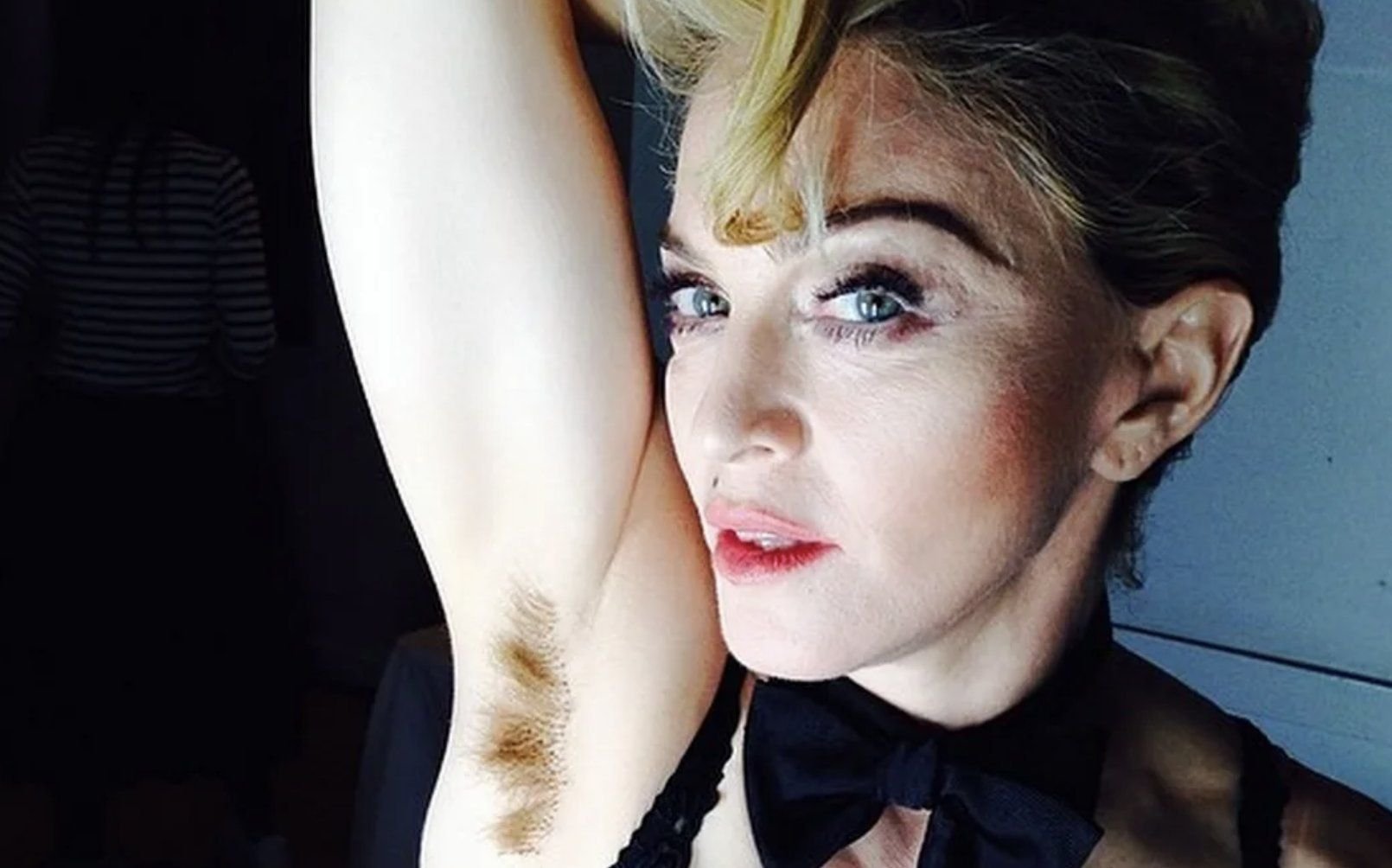 Женщина бреет подмышки. Мадонна фото. Мадонна бодипозитив. Мадонна певица подмышки. Мадонна Граймс.