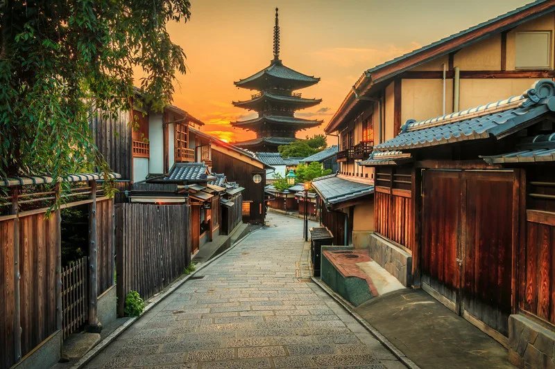 Япония меньше. Yasaka Pagoda. Киото закат. Японский небольшой город с воротами. Фотография классическая японская улица.