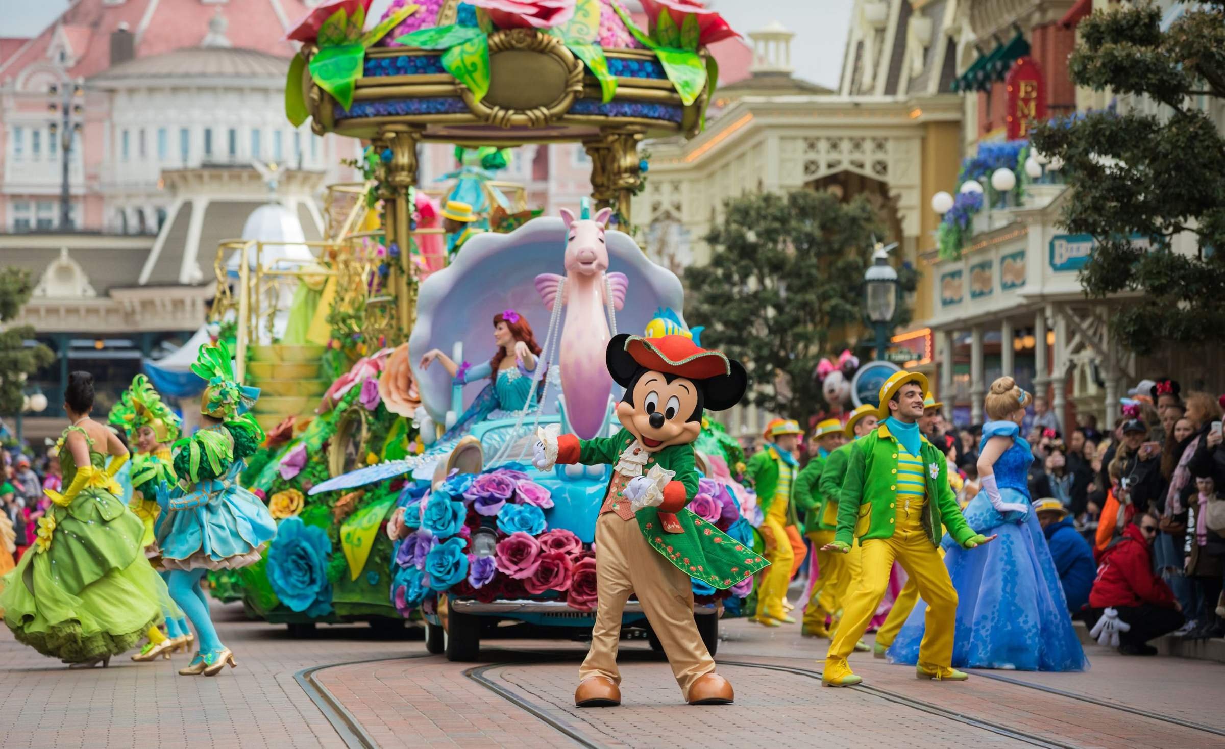 Поездка в диснейленд. Диснейленд Париж Disneyland Paris. Диснейленд Париж парад. Диснейленд Париж парад героев. Уолт Дисней в Париже.