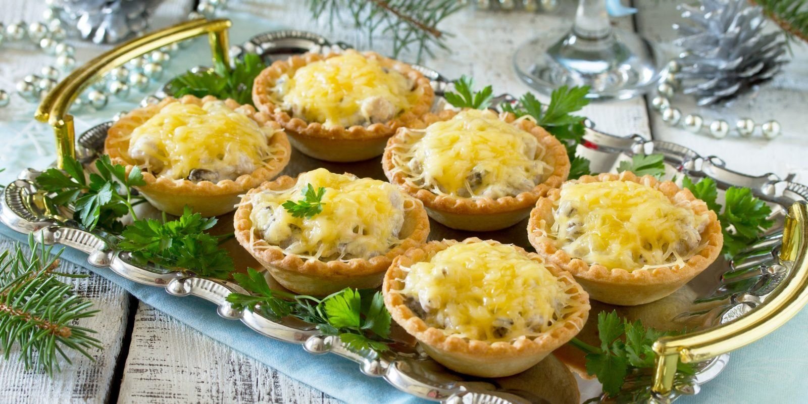 Рецепт жульена в тарталетках. Жюльен с курицей и грибами в тарталетках. Жульен в тарталетках с грибами и курицей в духовке. Жюльен грибной в тарталетке. Мини жульен.