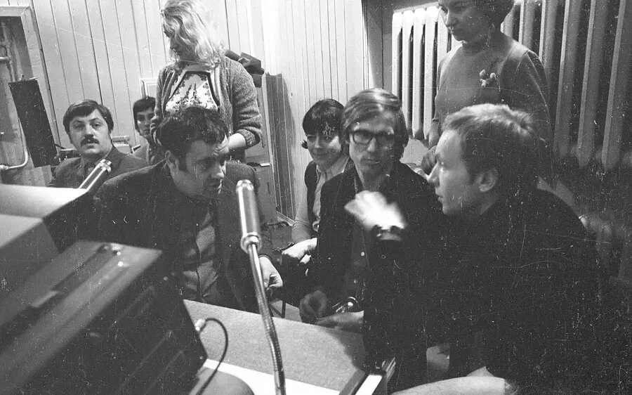 рязанов с легким паром. эльдар рязанов ирония судьбы. с легким паром ирония судьбы. ирония судьбы кадры. андрей мягков ирония судьбы.