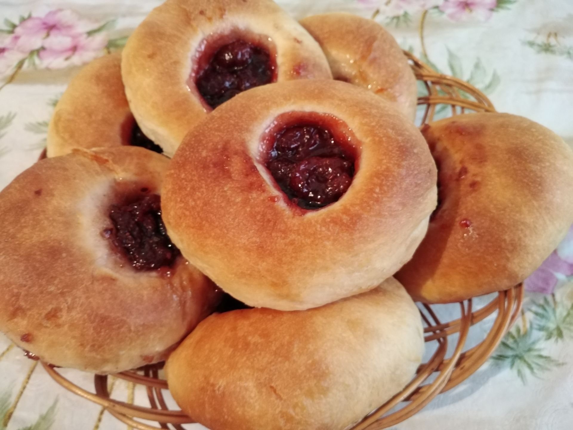 Рецепт ватрушек с повидлом в духовке. Ватрушка с повидлом фото. Ватрушки с повидлом из дрожжевого теста. Ватрушки с повидлом из дрожжевого. Рецепт ватрушек с повидлом в духовке.