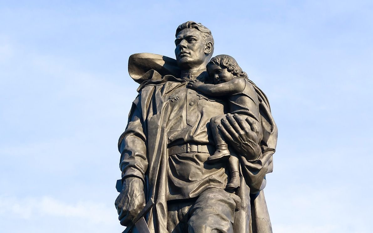 В каком городе воин освободитель установлен