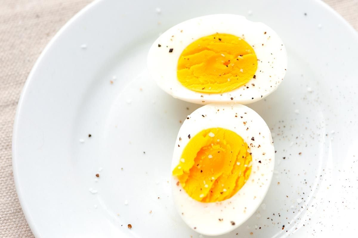Варить завтрак. Вареные яйца. Яйцо отварное. Яйца вкрутую. Отвар яиц.