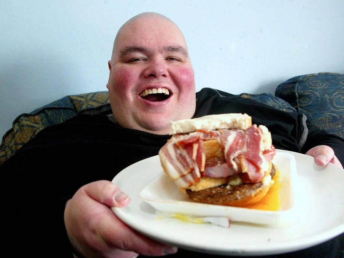 Толстой без смс и регистрации. Толстый человек ест бутерброд. Жирный мужик с бутербродом. Толстый бутерброд.
