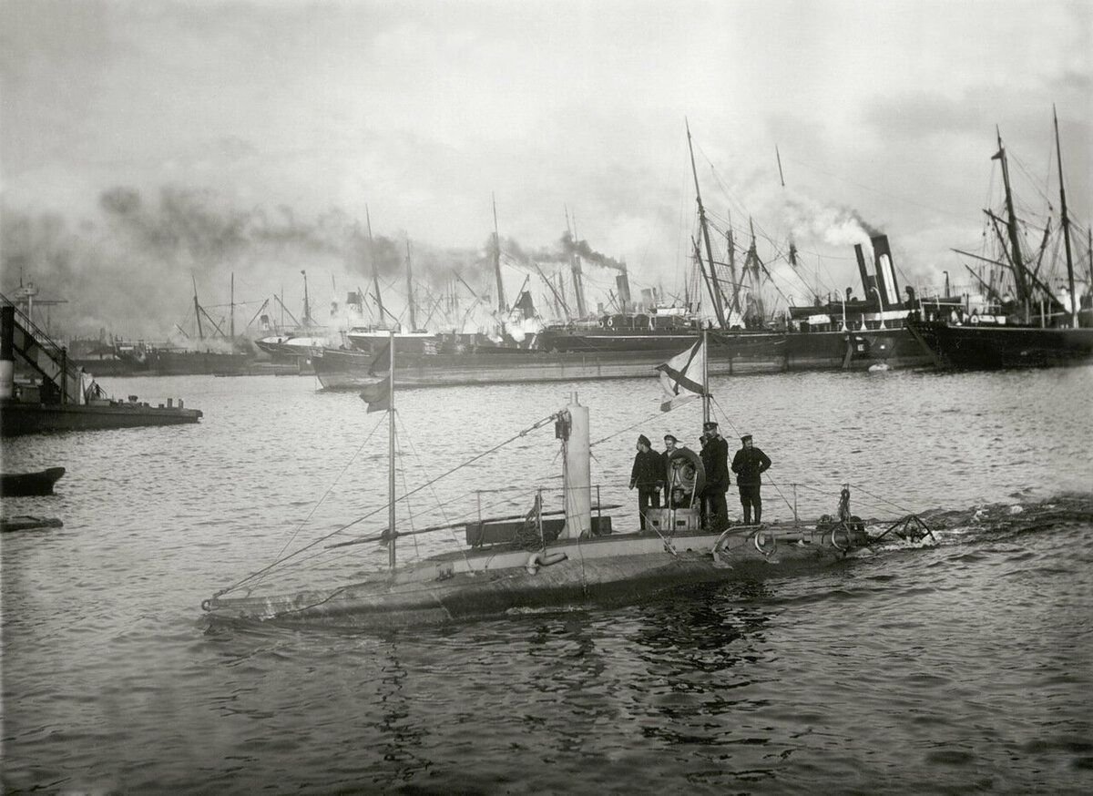 Первую пл. Подводная лодка Дельфин 1904. Первая подводная лодка в России 1904. Подлодка Дельфин 1903. Первая подводная лодка Дельфин.