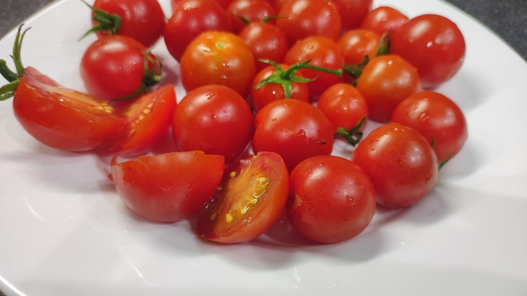 Урожай помидоров в ящике. Красивые помидоры. Семена из помидор. Томаты дольками семена. Семена помидор.