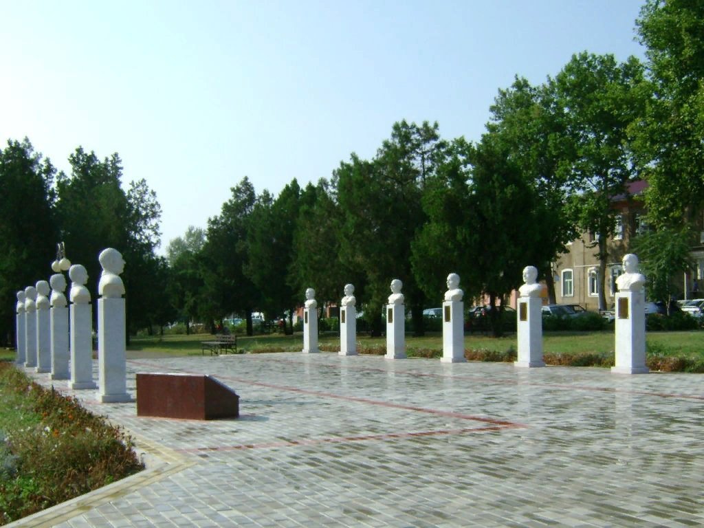 Аллея славы темрюк. Темрюк центральная площадь. Места в темрюке. Город темрюк парк. Город темрюк парк.