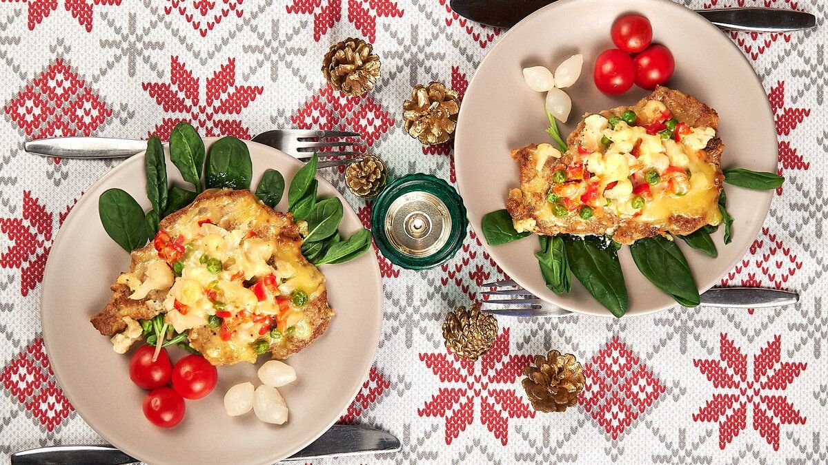 блюда на новый год. новогодние закуски. горячее на новогодний стол быстро. новогодние блюда. горччее натпраздничный стол.