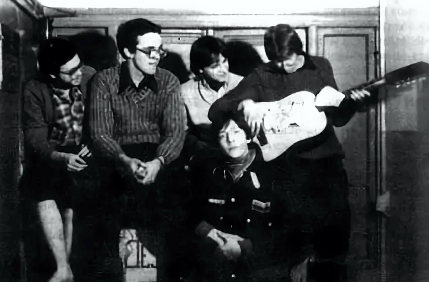 в 1982 году вышла. в 1982 году вышла. чародеи фильм 1982 филиппов. выход группа 1982 - брат исайя. как выглядят старые магазины.