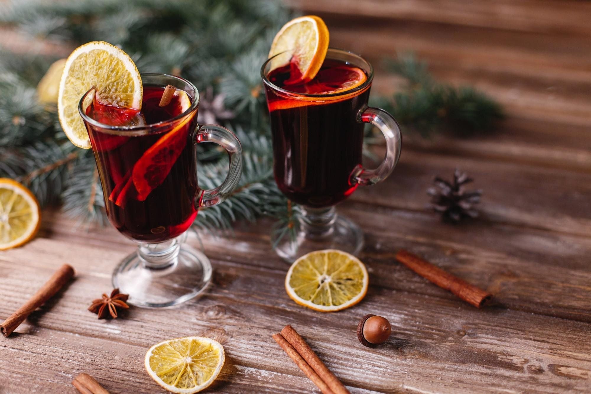 Глинтвейн что это такое за напиток. Анис для глинтвейна. Глинтвейн Gluhwein. Клюквенный глинтвейн. Сбитень Благодать глинтвейн.