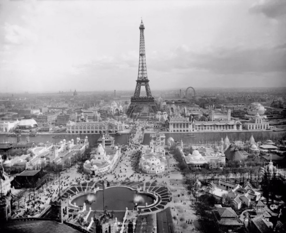 Какой год в париже. Эйфелева башня в Париже 1889 год. Эйфелева башня в Париже 1900 года. Париж 1900 год. Париж Эйфелева башня 1930-е годы.