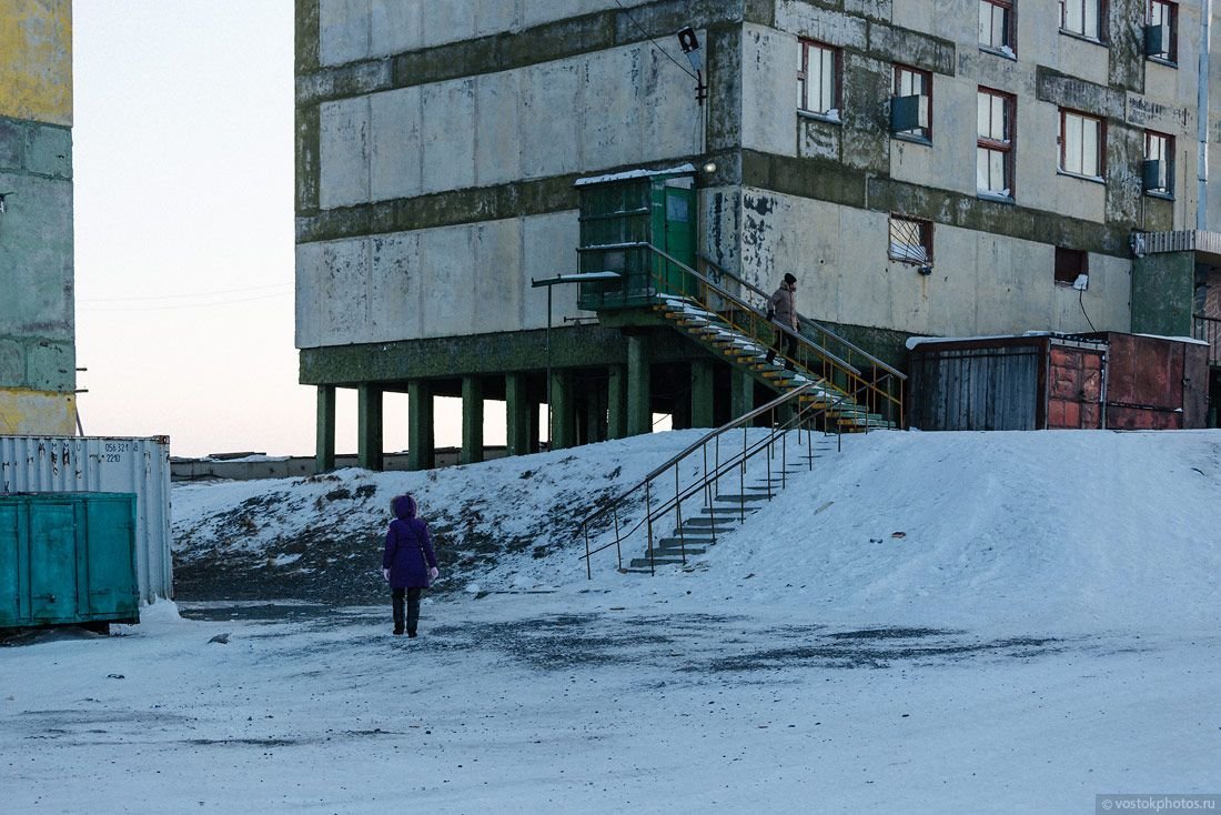 Многолетняя мерзлота дома. Тикси Якутск. Дома на сваях в Якутии. Тикси в домах. Дом на сваях Вечная мерзлота.