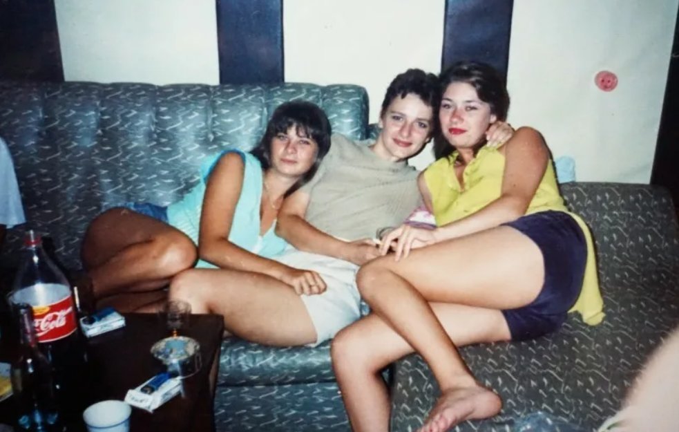 Домашняя любительская группа. Девушки 90-х. Девушки в квартире 90-х.