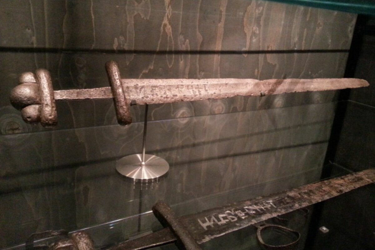 Кинжалы на руси 13 век. Династия шан мечи. Мечи которые были найдены. Меч каролинг 12 век. Меч гнездово музей.