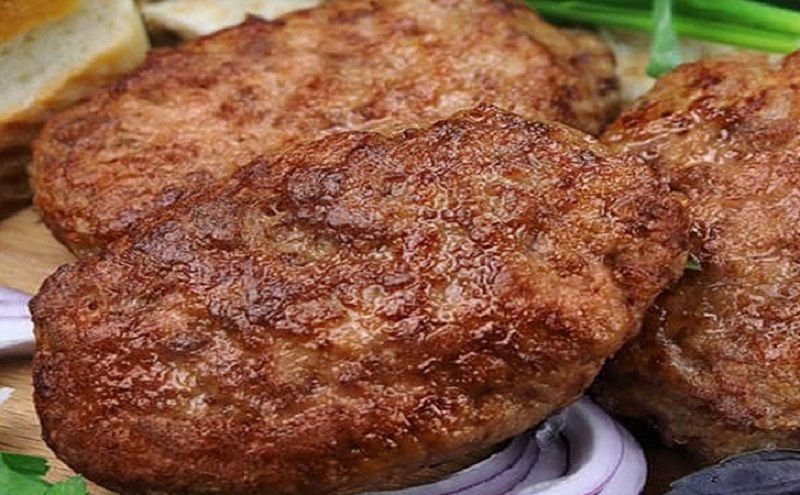 Что приготовить к котлетам. Не мясо котлеты. Вкусняшки котлеты. Сухая котлета что добавить. Получились жидкие котлеты что делать.