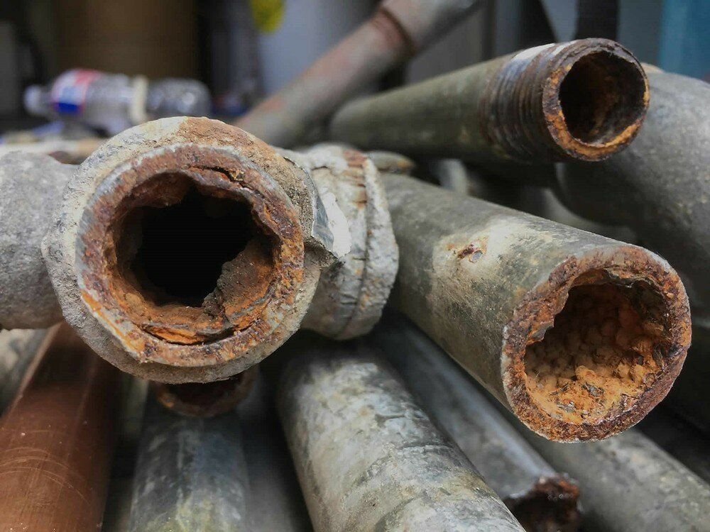 старые водопроводные трубы. замки для входных металлических дверей. установщик входных дверей. монтаж входной двери. стальные трубы отопления под полом.