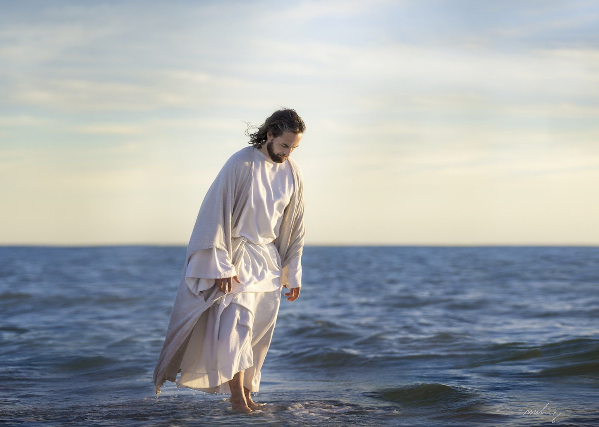 Бежать по воде песня. Христос по воде. Иисус идет по воде. Христос на берегу моря. Иисус на море.