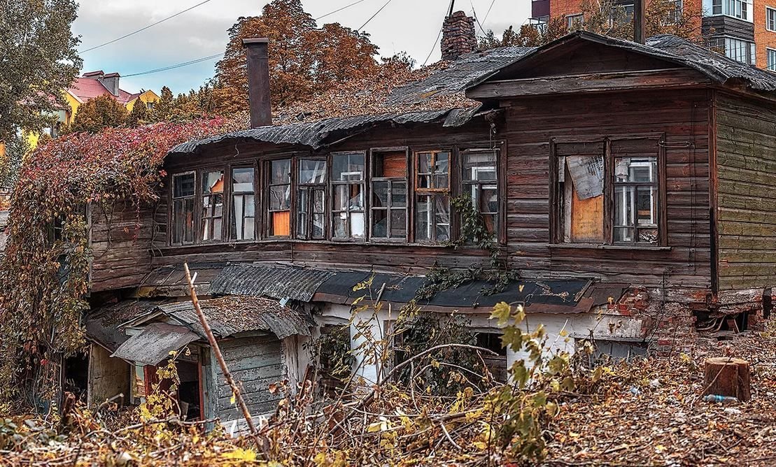 Символ далекого захолустья. Окраины Петрозаводска трущобы. Торжок трущобы. Тула трущобы. Город провинция в России захолустье.