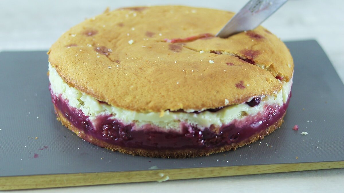 Торт с заварным кремом и вишней. Вишневый торт с заварным кремом. Вишневый пирог с заварным кремом рецепт. Вишневый пирог с кремом. Торт с заварным кремом и вишней.