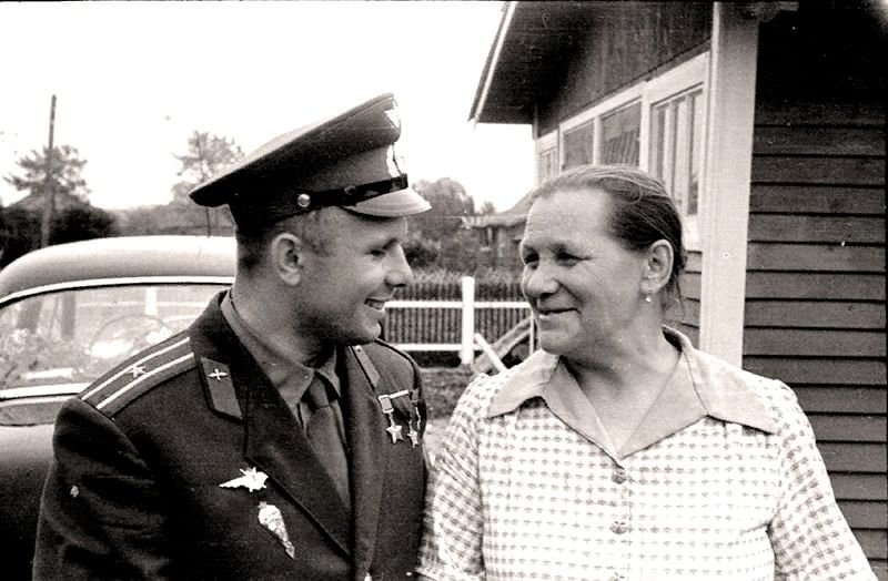 Юрий Алексеевич Гагарин с мамой