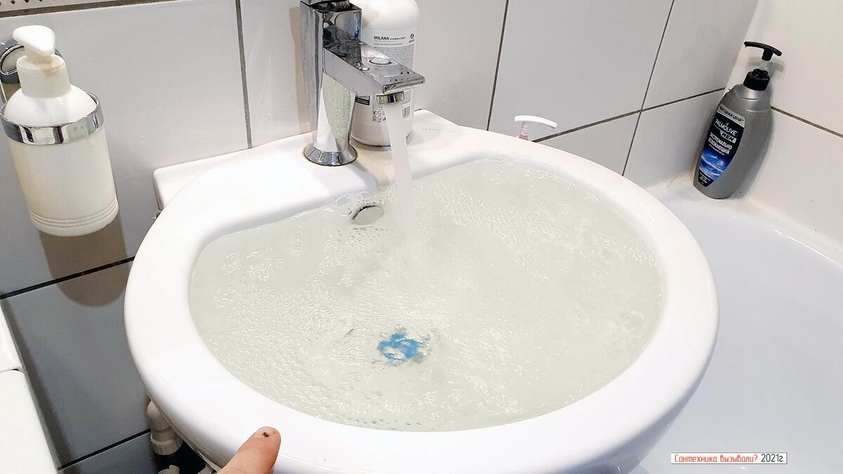 Спасет ли перелив раковины от потопа, если забыть кран открытым ...