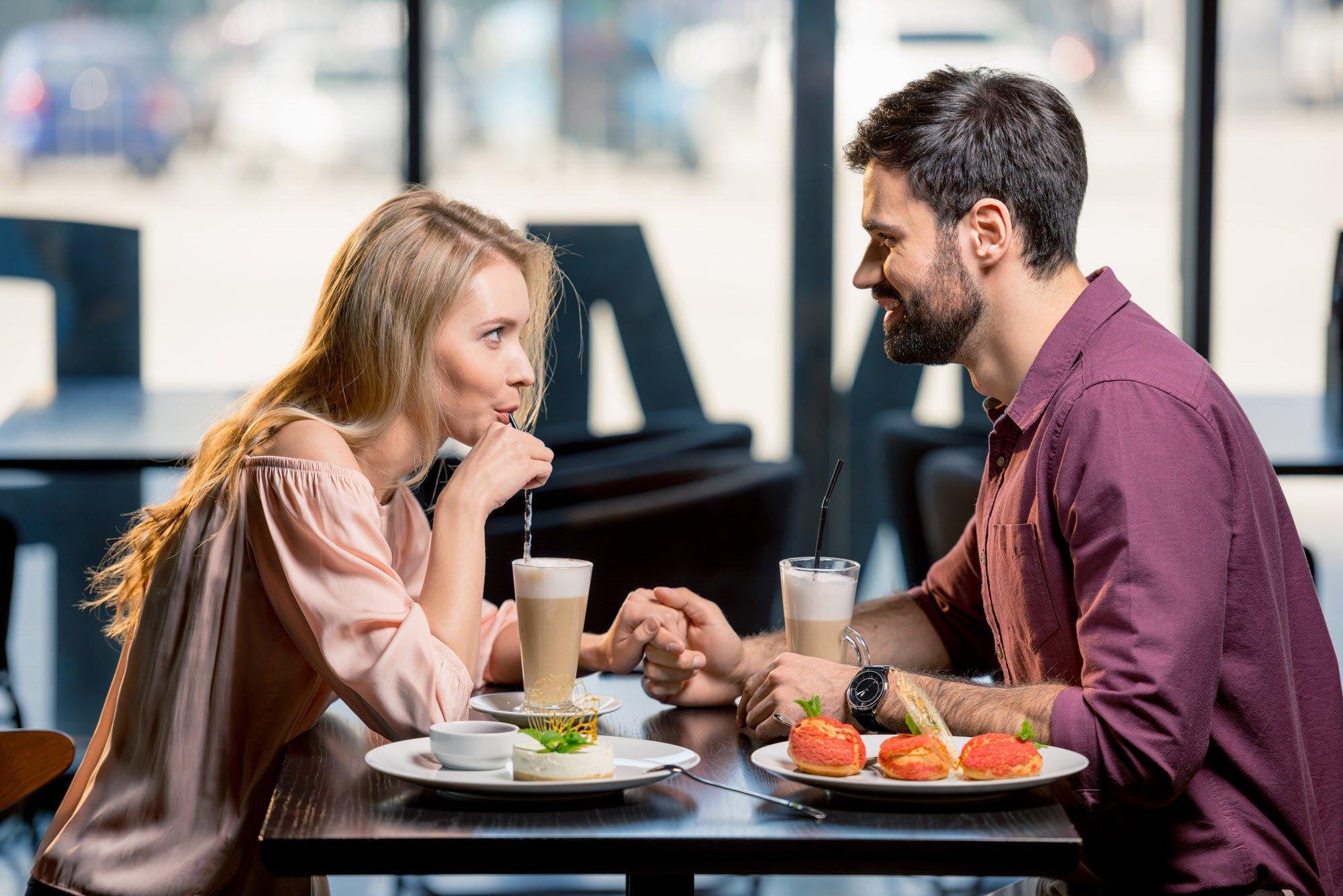 Обед влюбленных. Девушка обедает в кафе. Мужчина и женщина в кафе. Обедать в кафе. Пара в кафе.