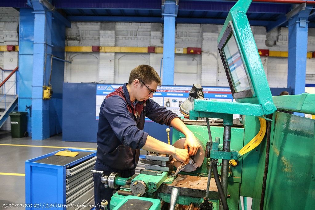 инженер на заводе.