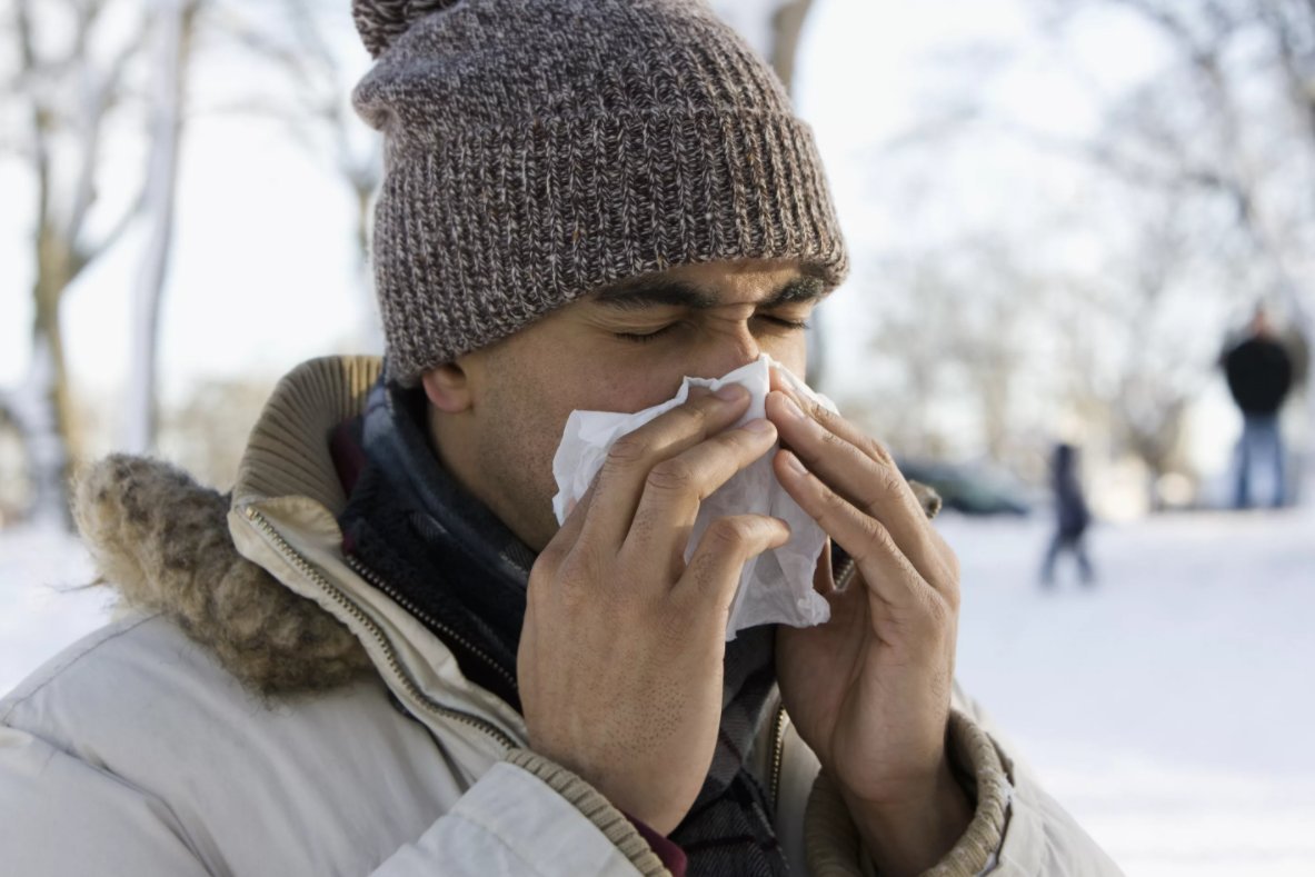 Насморк при выходе на холод. Простуда. Кашель насморк. Сопли на холоде. Сопли на холоде.