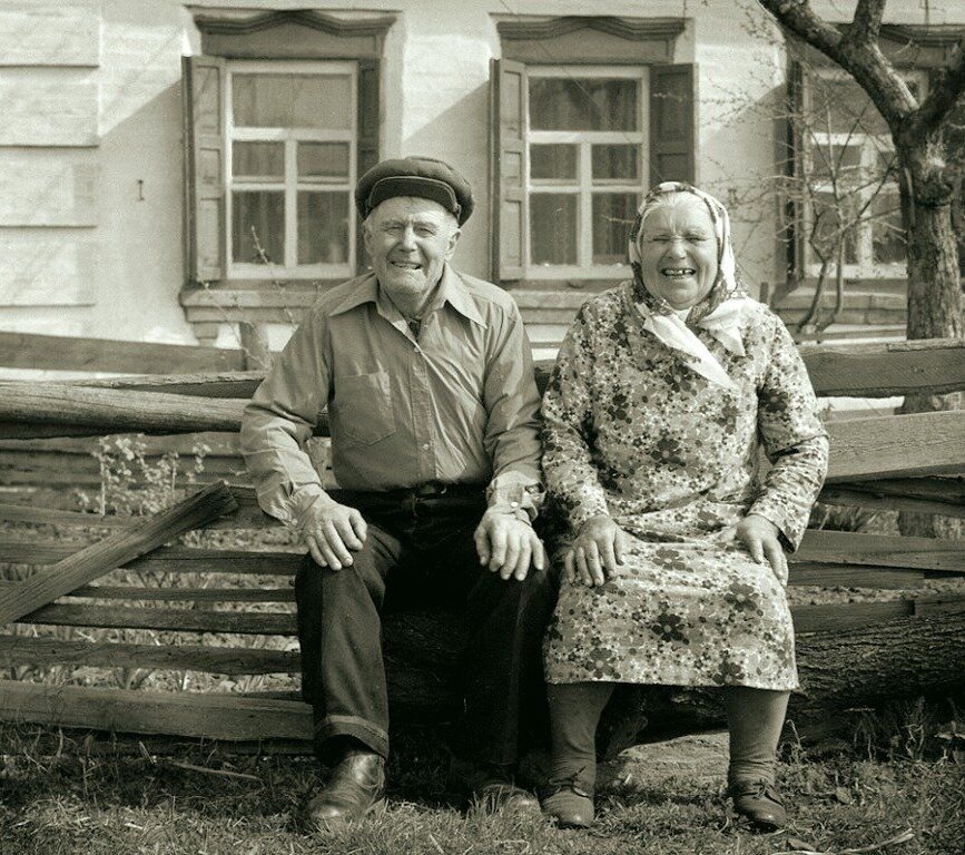 Родня живет. Пожилые люди в деревне. Бабушка и дедушка в деревне. Старенькие бабушки и дедушки. Бабушка и дедушка втдеревне.