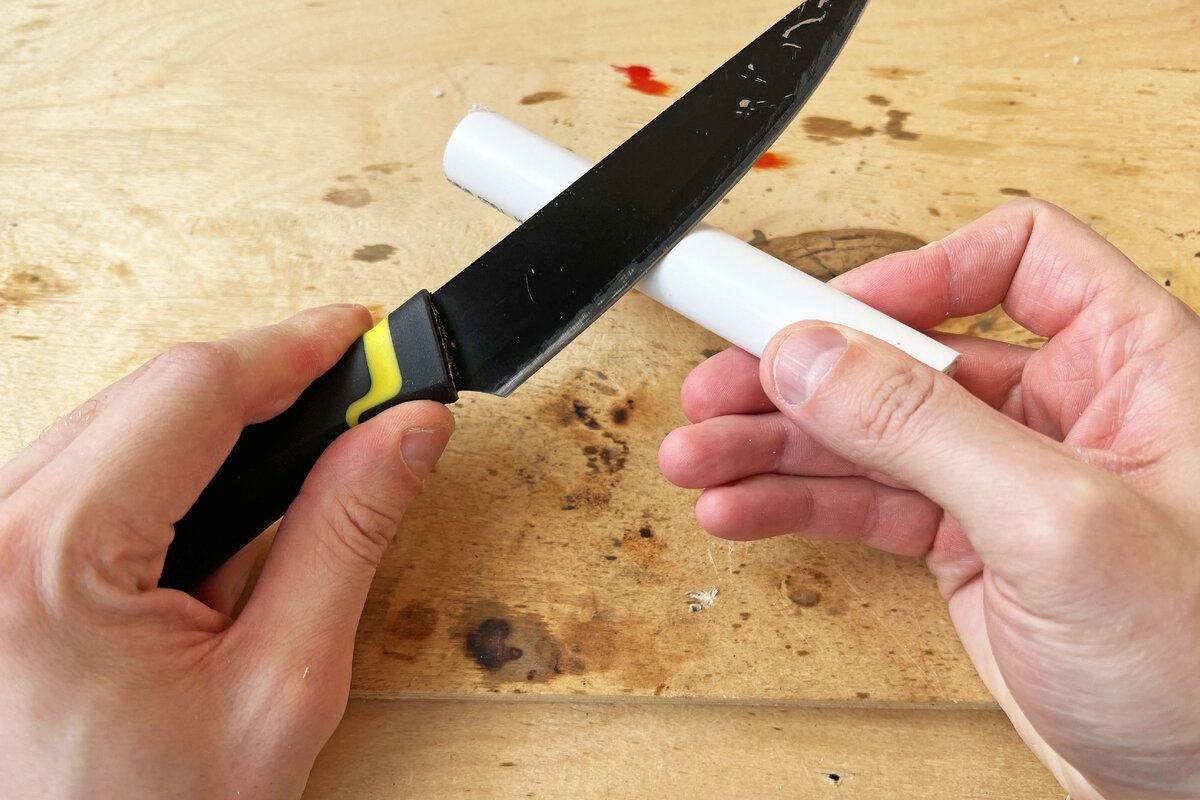 правильная заточка кухонного ножа. заточка кухонных ножей. как самой наточить ножи. наточить нож на точильном камне. угол заточки секатора фискарс.