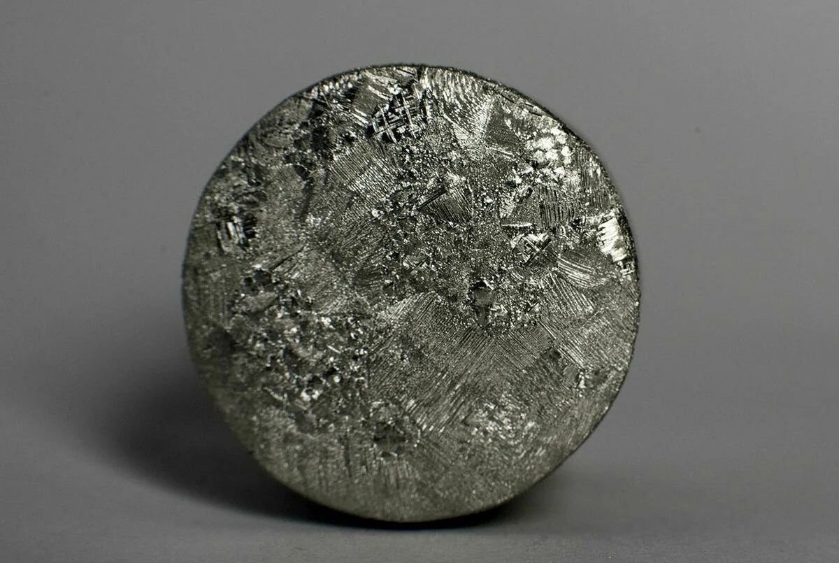 Пластичный металл серебристо-белого цвета. Кадмий история открытия. Fe ферум. Полезные ископаемые уран. Химический элемент серебристо белый металл 5 букв.