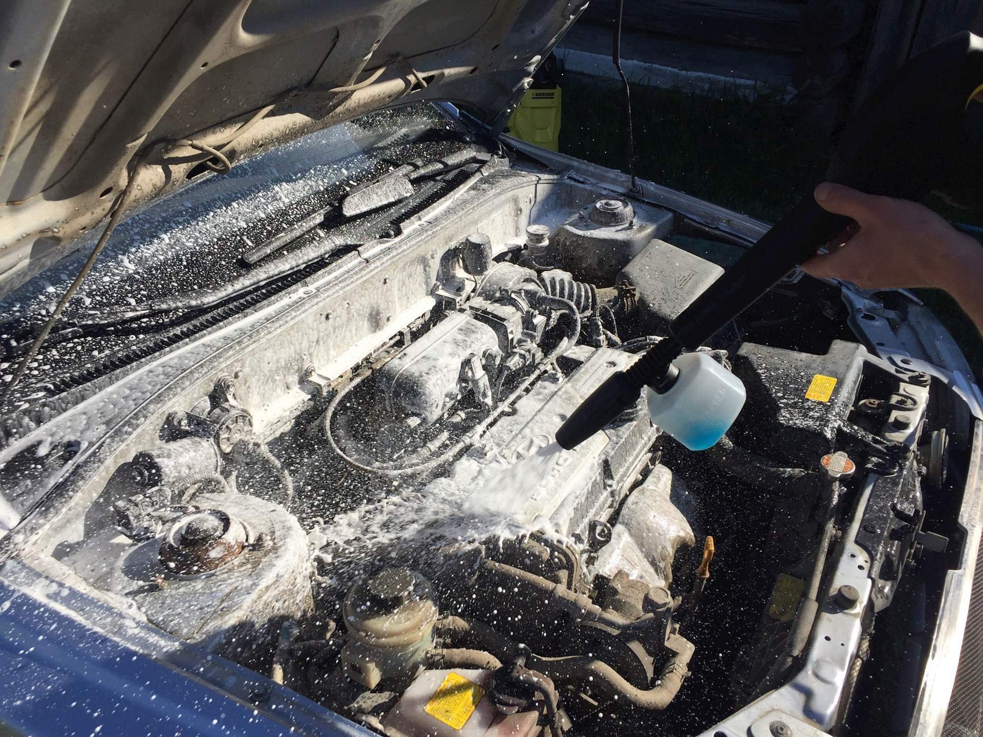 Профессиональная мойка для двигателя. Мойка моторного отсека автомобиля. Профессиональная мойка для двигателя. Мойка двигателя рено. Можно ли мыть капот.