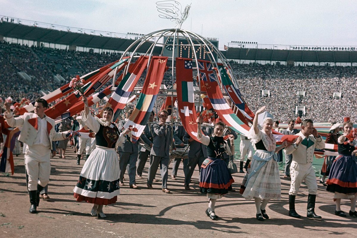 Ссср 1957. Всемирный фестиваль молодёжи и студентов в Москве 1957. Vi Международный фестиваль молодежи и студентов в Москве 1957г. Фестиваль молодежи и студентов в СССР 1957 года. Молодежный фестиваль в Москве 1957.