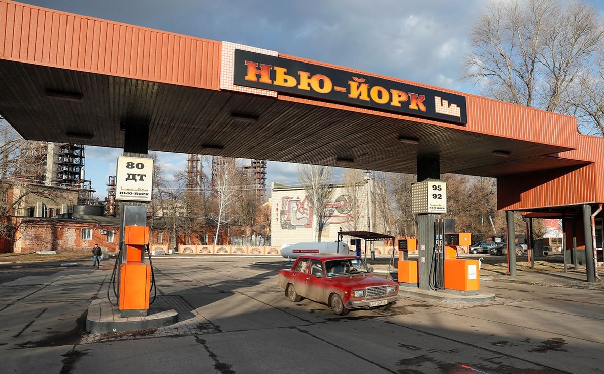 Пгт нью йорк. Йорк донецкая область. Донецкого поселка нью-йорк. Фенольный завод новгородское. Село нью йорк донецкая область.