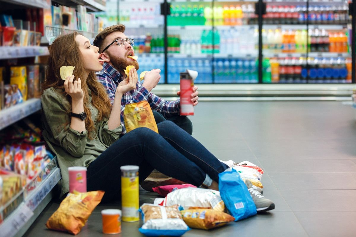 Shop do. Люди в супермаркете. Люди в магазине. Люди в продуктовом магазине. Люди за продуктами.