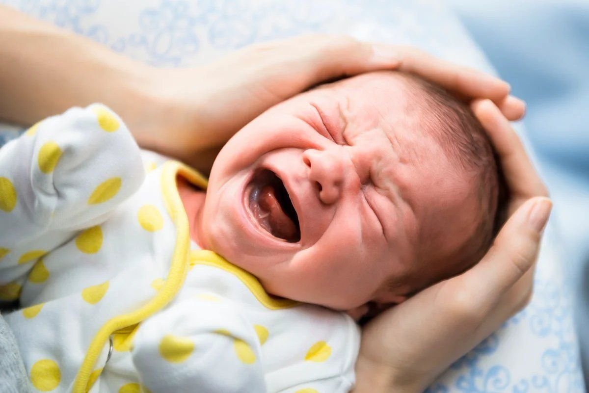 Беспокойства новорожденного. Плач новорожденного ребенка. Грудной ребенок плачет. Новорожденный кричит. Новорожденный ребенок.
