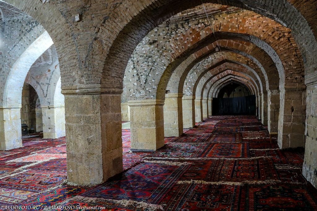 Старейшее из существующих в россии. Хамшари мечеть Дербент. Мечеть в Дербенте. Мечеть бабуль Абваб Дербент. Платан в мечети Дербента.