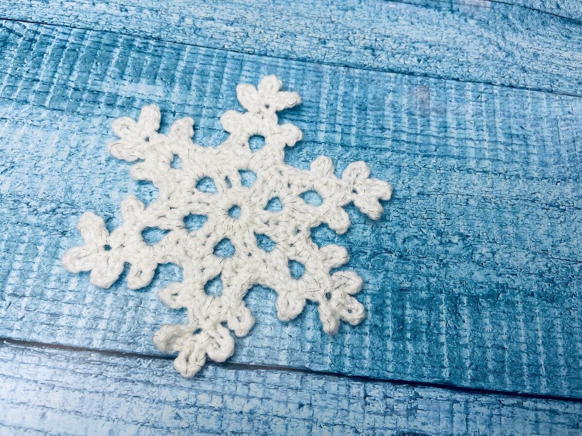 снежинка большая маленькая и средняя. снежинка 6 класс. снежинки для презентации. красивые снежинки из бумаги. снежинки для украшения елки 3д.