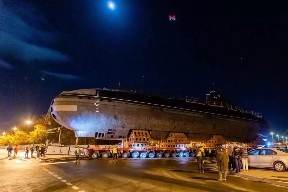 Кронштадт санкт петербург подводная лодка музей. Музей подводная лодка в Кронштадте. Ленинский комсомол Кронштадт. Подводная лодка Ленинский комсомол в Кронштадте. К-3 подводная лодка в Кронштадте.