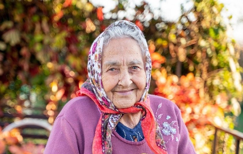 Grandmother 5. Добрая бабушка. Бабушка в косынке. Бабушка в платочке. С праздником бабушек.