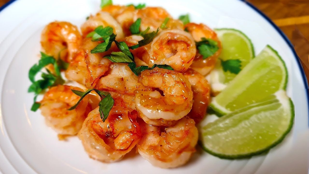 чесночные креветки. креветки в сливочно-чесночном соусе. креветки с чесноком. креветки запеченные в духовке. креветки с чесноком.