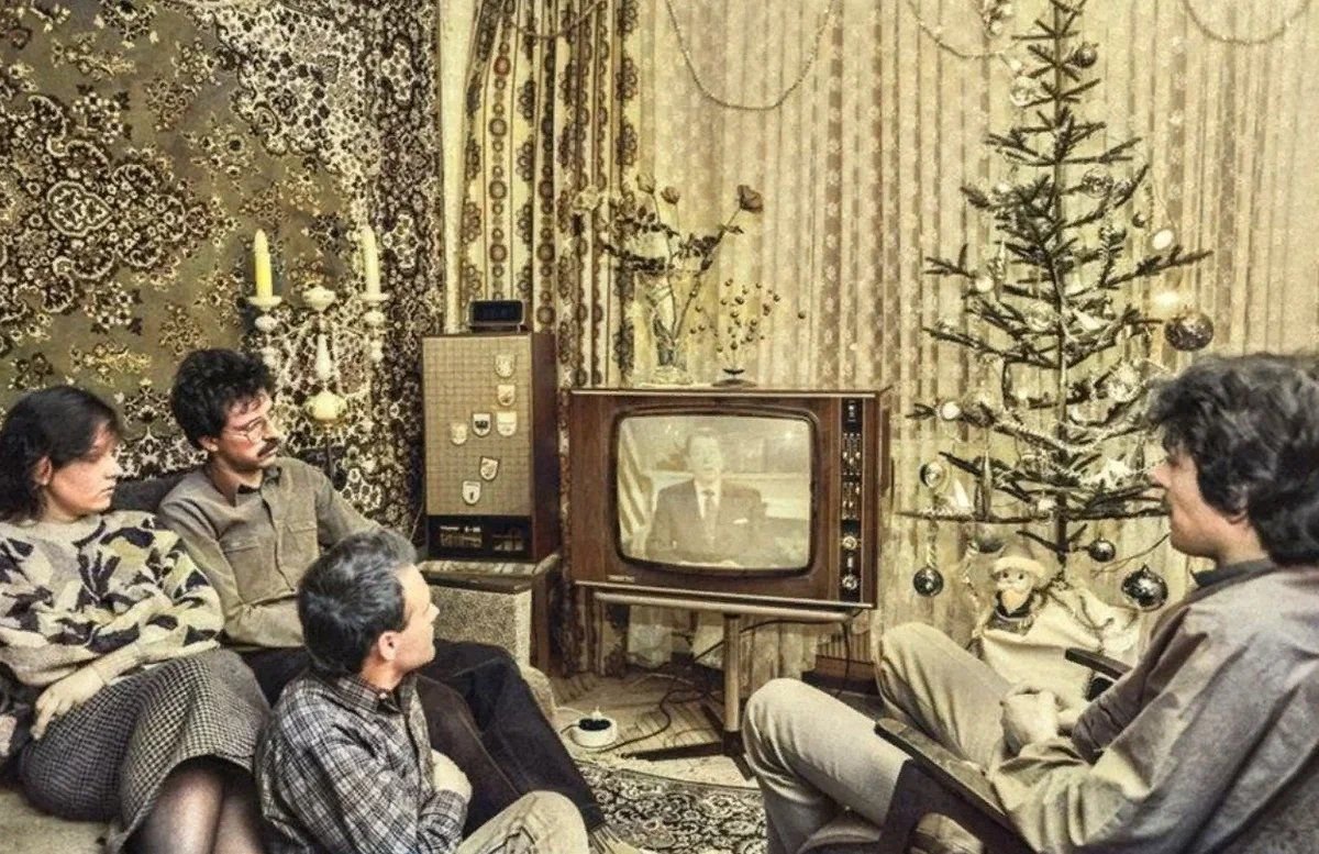 Новогоднее тв. Голубой огонёк 1965 года. Советский новый год. Новый год в Советской семье. Новый год в Советском Союзе.