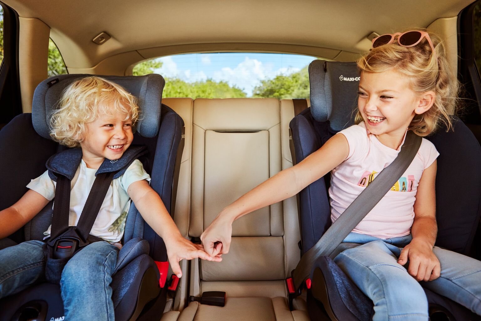 Пристегиваем ребенка в машине. Автомобиль для детей. Пристегнутый ребенок в машине. Кресло для детей в машину. Ребенок пристегнут ремнем безопасности.