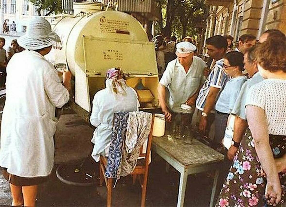 Будучи в советском союзе. Квас в бочках в СССР. Квас из бочки СССР. Советский квас из бочки в СССР. Пиво в СССР из бочки пиво.